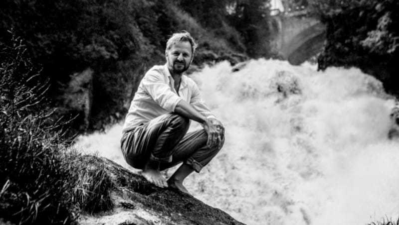 Philipp Hochmair am Gasteiner Wasserfall (Bild: Stephan Brückler)