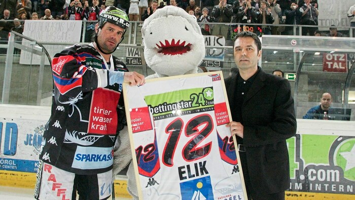 Todd Elik 2007 mit Haie-Boss Günther Hanschitz.