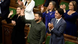 Präsident Wolodymyr Selenskyj mit Gattin Olena und dem kanadischen Premier Justin Trudeau im Parlament in Ottawa (Bild: AP)
