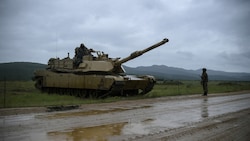 Die Abrams-Panzer sollen so schnell wie möglich an der Front zum Einsatz kommen. (Bild: AFP)