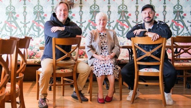 Philipp Kaufmann mit Mama Veronika und Denis Kosutic (r.), der dem Oberwirt ein neues, modernes Innen-Antlitz verpasst hat. (Bild: Einöder Horst)