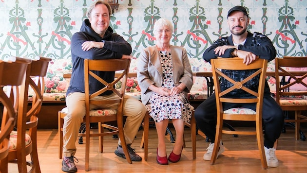 Philipp Kaufmann mit Mama Veronika und Denis Kosutic (r.), der dem Oberwirt ein neues, modernes Innen-Antlitz verpasst hat.