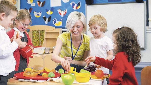 Akademiker aus unterschiedlichen Bereichen werden für den Kindergarten fit gemacht. (Bild: Graham Oliver)