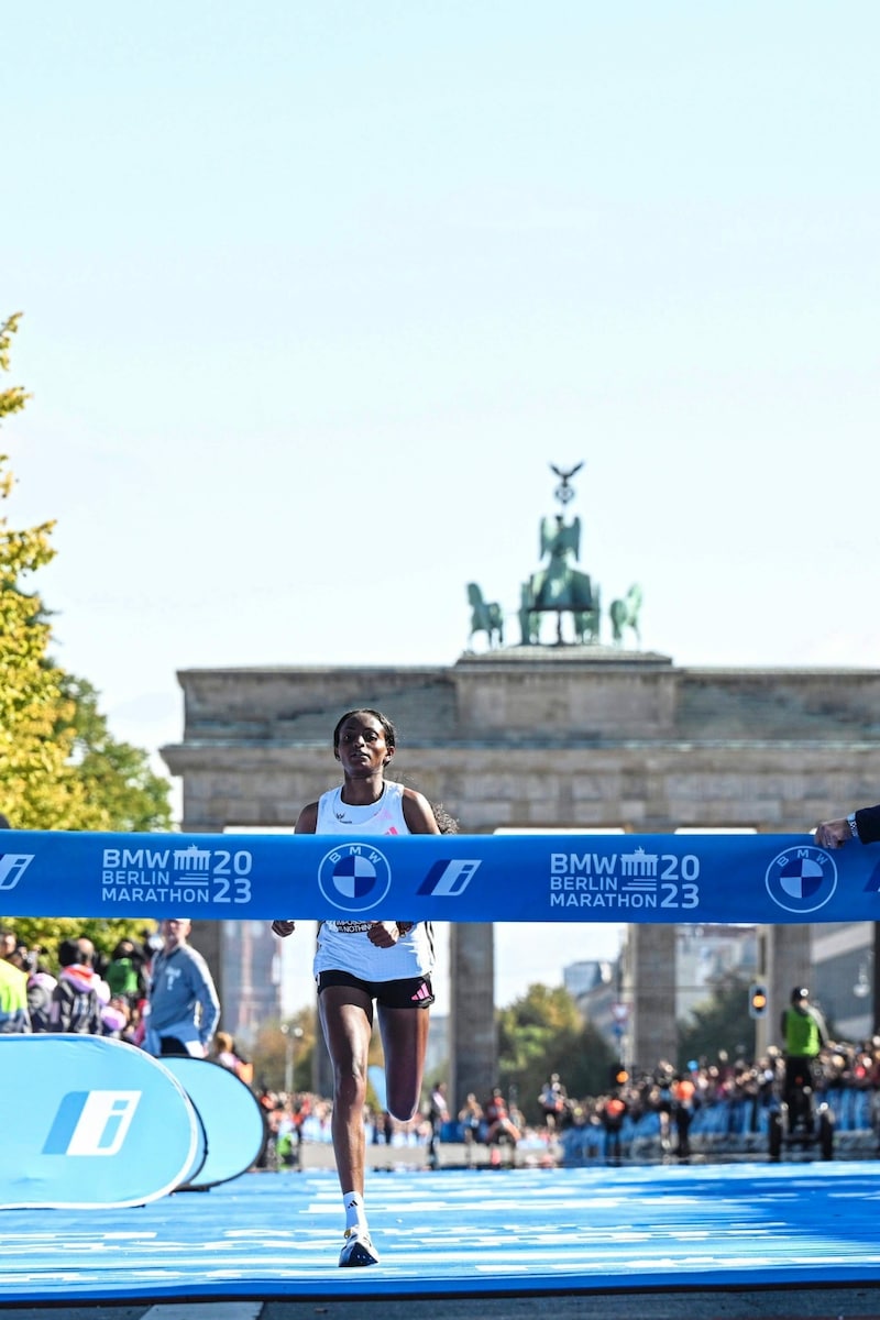 Für Julia Mayer ist der Marathon-Weltrekord von Berlin eine surreale Leistung. (Bild: EPA)