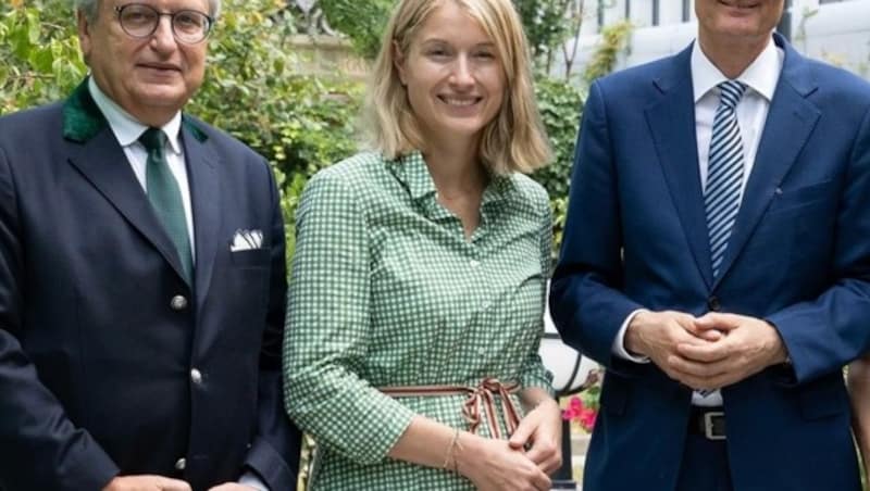 LH-Vize Haberlander mit Botschafter Riecken (r.) und Handelsdelegiertem Berger in der Verbotenen Stadt im Zentrum Pekings. (Bild: Land OÖ/Margot Haag)