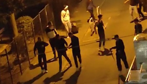 Alltag am Christian-Broda-Platz in Mariahilf: Das Publikum ist vielfältig. Drogenkranke, Alkis, Dealer und gürtelschwingende Jugendliche ziehen hier um die Häuser. Nicht selten kommt es zu Schlägereien und Pöbeleien. Manch einer verbringt hier die ganze Nacht. (Bild: zVg)