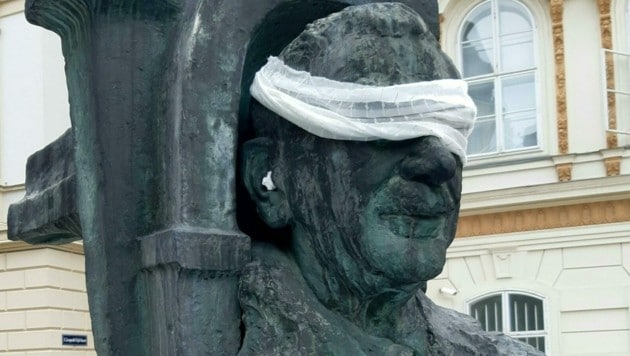 Die Figl-Statue mit Kopfhörern und Augenbinde (Bild: APA/Nikolaus Täuber)