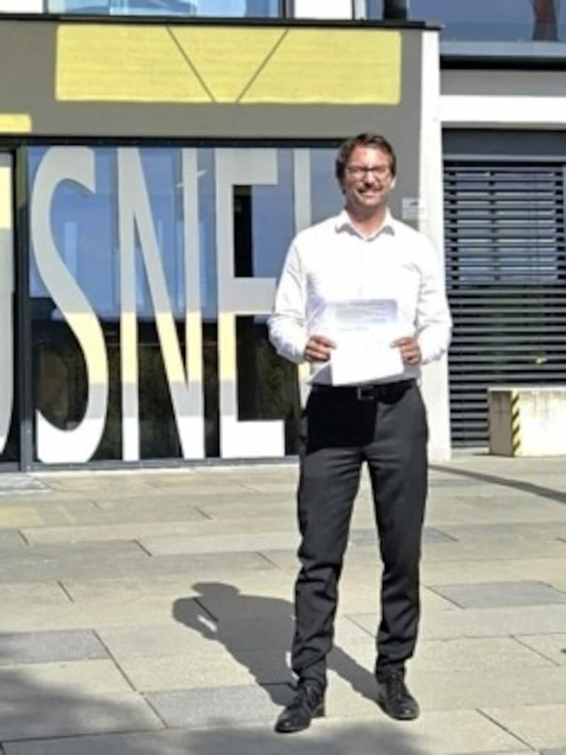 Vizebürgermeister Menitz überbrachte beim Landhaus Eisenstadt den an Landeshauptmann und Landesrat gerichteten offenen Brief. (Bild: zVg)