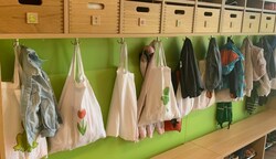 Seit September werden die Betreuungskosten im Kindergarten vom Land übernommen. Nun kritisieren Eltern, dass gleichzeitig alles andere teurer werde. (Bild: Wassermann Kerstin)