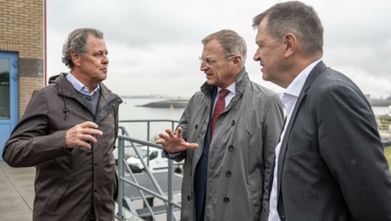 LH Thomas Stelzer (Mitte) mit dem Wirtschaftsdelegierten Michael Spalek (links) sowie Howard Lamb, dem Regionalvertreter für Österreich und Zentraleuropa, beim Hafen Rotterdam. (Bild: Peter C. Mayr)