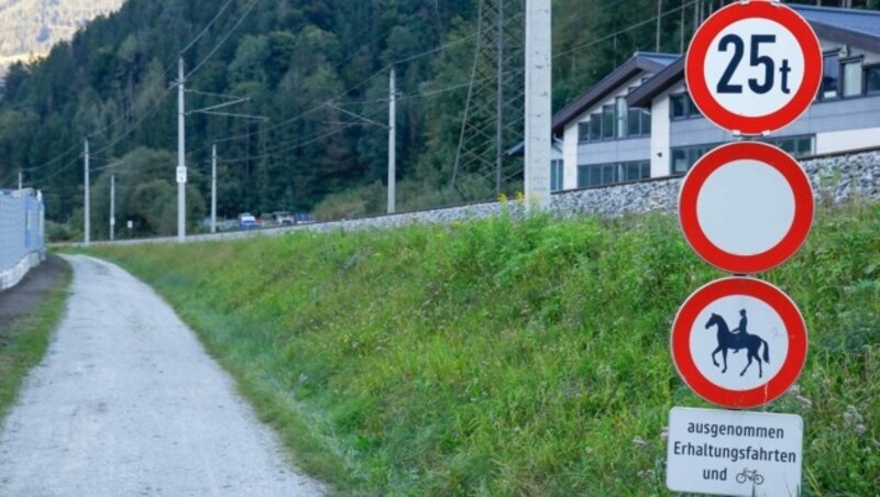 Obwohl auf dem Weg Fahrverbot gilt, nutzen Stau-Flüchtlinge diesen als Ausweg. (Bild: Gerhard Schiel)