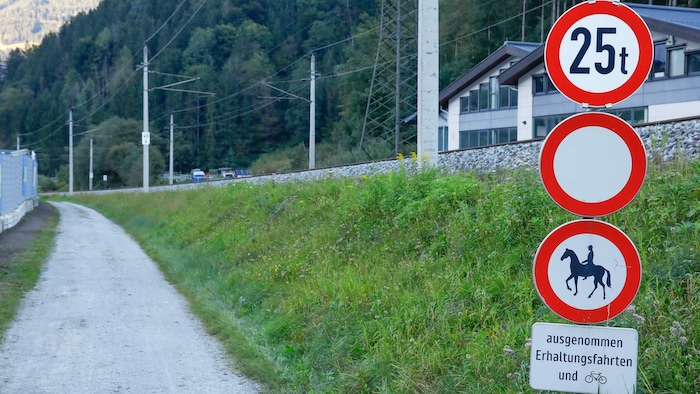 Obwohl auf dem Weg Fahrverbot gilt, nutzen Stau-Flüchtlinge diesen als Ausweg.