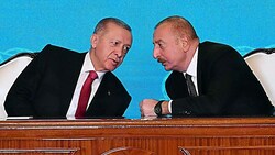 Der türkische Präsident Recep Tayyip Erdogan Aserbaidschans gratulierte seinem aserbaidschanischen Amtskollegen Ilham Alijew zum „historischen Erfolg“ seiner Armee. (Bild: APA/AFP/Azerbaijani presidency/Handout)