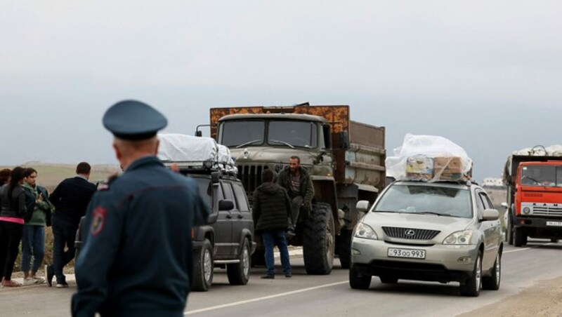 Tausende Karabach-Armenier sind bereits nach Armenien geflüchtet. Auf den Verbindungsstraßen haben sich mittlerweile lange Kolonnen gebildet. (Bild: APA/AFP/ALAIN JOCARD)