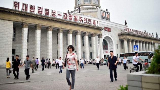 Menschen vor dem Bahnhof von Pjöngjang, der Hauptstadt Nordkoreas (Bild: AFP)