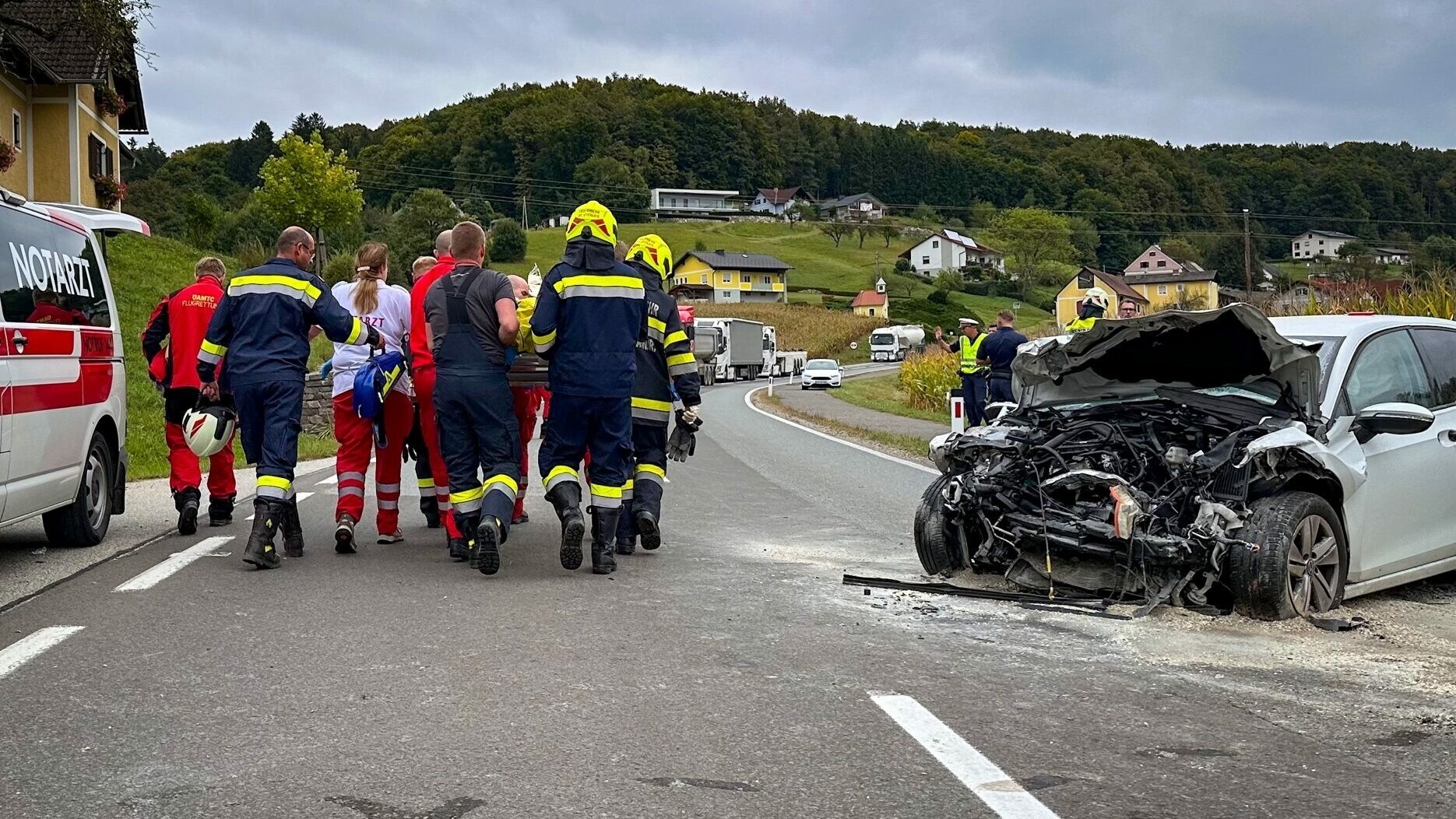 Überholmanöver In Stmk - Frontalcrash: Lenkerin Lebensgefährlich ...