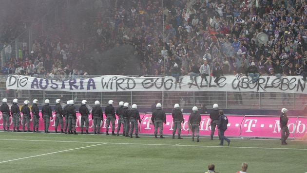 Im Herbst 2005 eskalierte der Streit, trennten sich die Austria-Fans und Red Bull. (Bild: JOACHIM MAISLINGER)