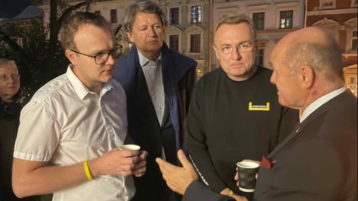 Helmut Brandstätter (NEOS) und Nationalratspräsident Wolfgang Sobotka (ÖVP) im Gespräch.