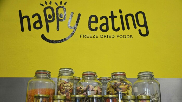 Unter der Marke „happy eating“ produziert er gefriergetrocknete Früchte.