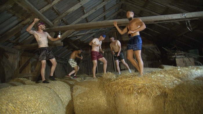 Pyjamaparty in Boxershorts am Heuboden