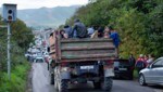 Mit verschiedensten Transportmitteln versuchen ethnische Armenier aus Bergkarabach, dem Elend in ihrer umkämpften Heimat zu entkommen. (Bild: ASSOCIATED PRESS)