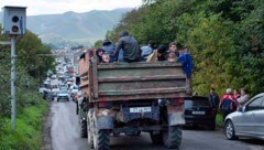 Mit verschiedensten Transportmitteln versuchen ethnische Armenier aus Bergkarabach, dem Elend in ihrer umkämpften Heimat zu entkommen. (Bild: ASSOCIATED PRESS)