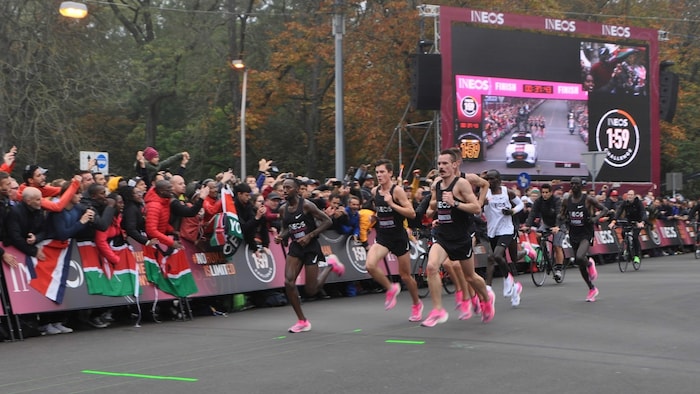 Tempomacher vor Kipchoge auf der Hauptallee