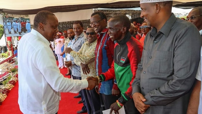 Staatspräsident Kenyatta ehrte Kipchoge 2019 mit Kenias höchstem nationalen Orden aus.
