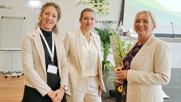 Petra Korb (Stationsleiterin im LKH Enzenbach), Birgit Großauer (Pflegedirektorin im LKH Graz II) und Eveline Brandstätter (oberste Pflegedirektorin der Kages) (Bild: Sepp Pail)