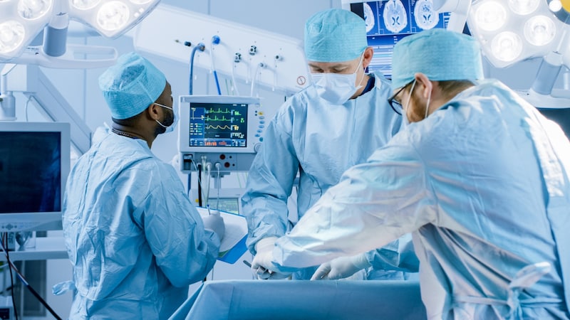 During an operation, a 13-year-old girl is said to have handled the patient herself. (Bild: stock.adobe.com - Gorodenkoff Productions OU)