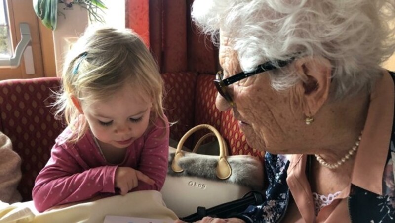Das älteste Mitglied des Tiroler Seniorenbundes ist mit 104 Jahren Salome Edenstrasser aus Innsbruck - im Bild spielt sie mit ihrer Urenkelin. (Bild: TSB)