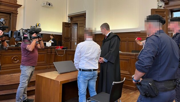 Der Angeklagte mit langem Hemd und langer Hose vor Gericht. (Bild: zVg, Krone KREATIV)