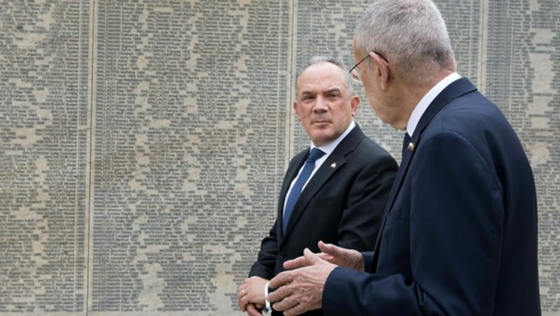 Botschafter Mordechai Rodgold mit Bundespräsident Alexander Van der Bellen im Rahmen einer Kranzniederlegung an der Shoah-Gedenkstätte (Bild: APA/BUNDESHEER/PETER LECHNER)