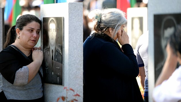 Mehrere Kriege zwischen Aserbaidschan und Armenien haben bereits Zehntausende Tote auf beiden Seiten gefordert. (Bild: APA/AFP/Tofik BABAYEV)