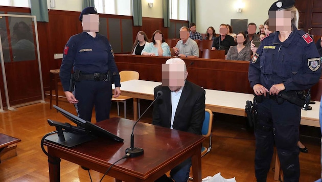 Der 65-Jährige vor Gericht in Wiener Neustadt: Er soll seine Ehefrau in Oberwaltersdorf mit 15 Schlägen getötet haben. Der Prozess wurde nun abermals vertagt. (Bild: Judt Reinhard, Krone KREATIV)
