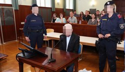 Der 65-Jährige vor Gericht in Wiener Neustadt: Er soll seine Ehefrau in Oberwaltersdorf mit 15 Schlägen getötet haben. Der Prozess wurde nun abermals vertagt. (Bild: Judt Reinhard, Krone KREATIV)
