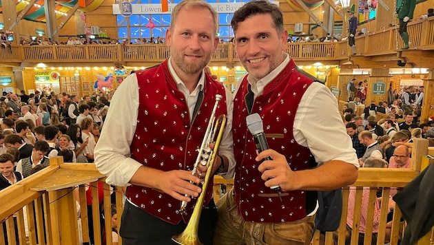 Der Haupt-Act am „Herzensmensch“-Event der Krone vor ungleich mehr Publikum: Reinhard Reiskopf (re.) mit Wiesn-Toptrompeter Gernot Kahofer. (Bild: zVg)