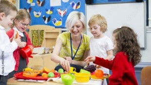 Die Kinderbetreuung wird in Niederösterreich ausgebaut. Für Städte und Gemeinden ist das ein finanzieller Kraftakt, der mitunter zum Streit führt.  (Bild: stock.adobe.com)