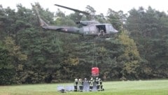 Der Hubschrauber „tankte“ Wasser und bekämpfte den fingierten Waldbrand aus der Luft. Im Einsatz waren 70 Florianis und Mitglieder des Bundesheeres. (Bild: BFKDO-GS)