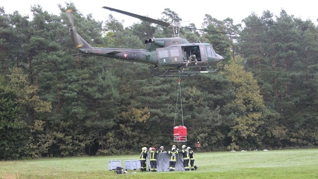 Der Hubschrauber „tankte“ Wasser und bekämpfte den fingierten Waldbrand aus der Luft. Im Einsatz waren 70 Florianis und Mitglieder des Bundesheeres. (Bild: BFKDO-GS)