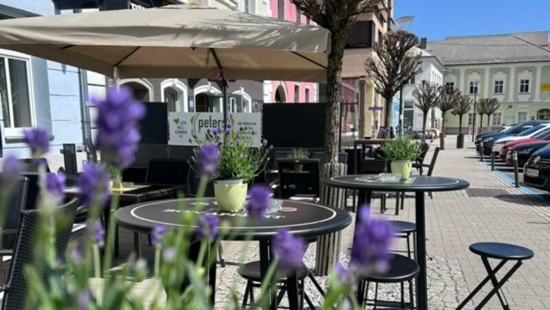 Das Auto war Dienstag gegen 11 Uhr in diesen Gastgarten von Peters Cafe Bar in Bad Leonfelden gedonnert. (Bild: Peters cafe bar)