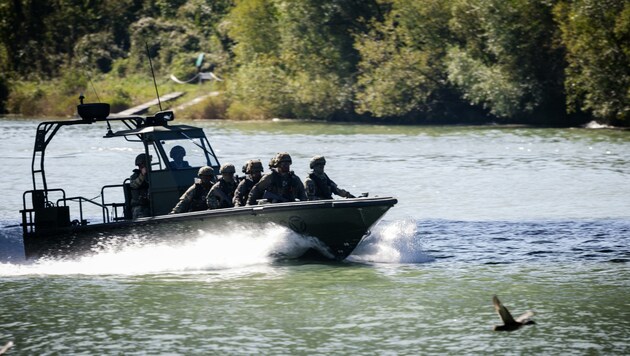 Mit dem Boot können die Soldaten die Salzach und das Gebiet rund um das Kraftwerk Urstein militärisch überwachen. (Bild: Scharinger Daniel)