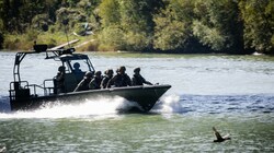 Mit dem Boot können die Soldaten die Salzach und das Gebiet rund um das Kraftwerk Urstein militärisch überwachen. (Bild: Scharinger Daniel)