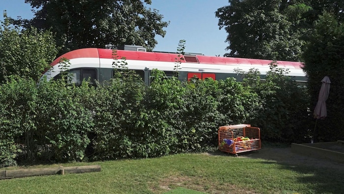 Der Zug fährt direkt am Kindergarten vorbei.