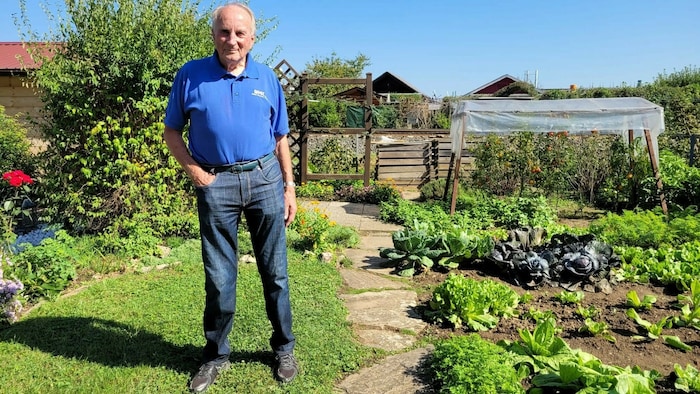 Rudolf Sperlich in seinem Garten, unmittelbar neben der Bahnstrecke. Er wohnt seit mehr als 50 Jahren hier, bald werden Oberleitungen gebaut.