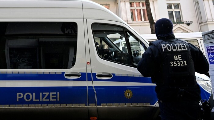 Die deutsche Polizei tauchte am Samstag bei einem Reichsbürger-Treffen in Bayern auf, um eine ...