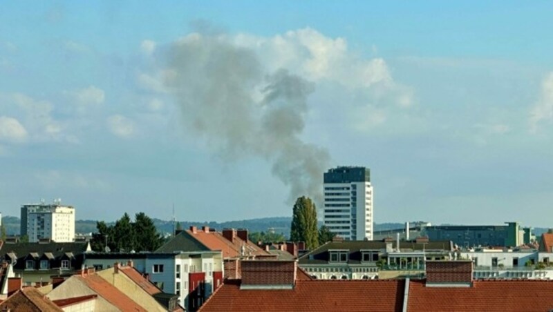 Die Rauchsäule war auch in der Innenstadt zu sehen. (Bild: Christoph Hartner)