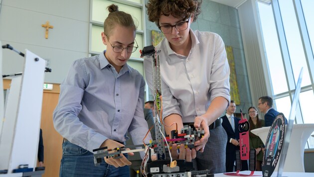 Die jungen Weltmeister in ihrem Element: Roboter bauen.