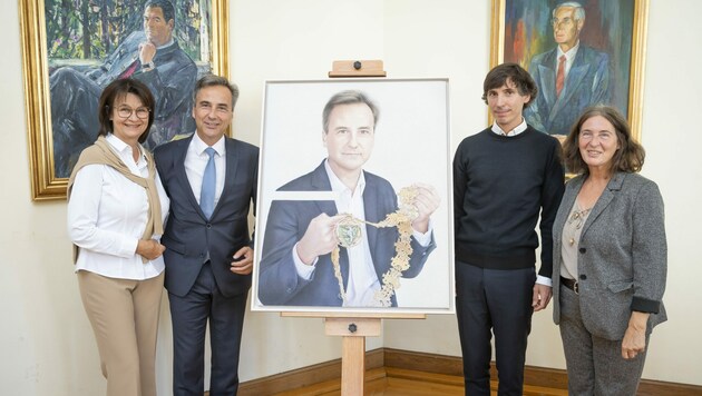 Enthüllungsmoment: Bürgermeisterin Elke Kahr, Künstler Alfredo Barsuglia und Bürgermeister a. D. Siegfried Nagl. (Bild: Stadt Graz/Fischer)