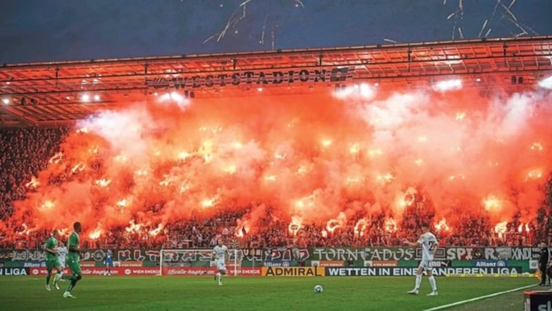 Pyrotechnik ist in Stadien grundsätzlich illegal. (Bild: © FOTObyHOFER/Christian Hofer)